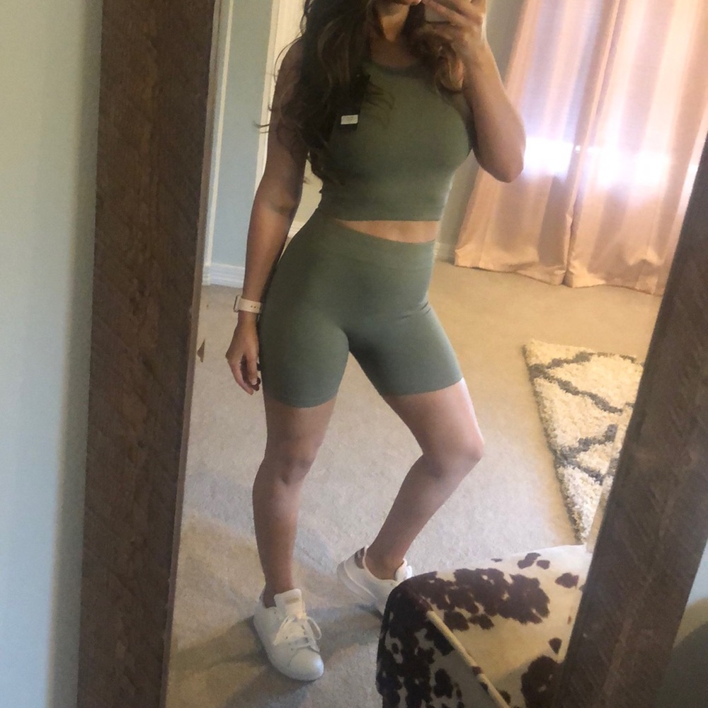 Women's Seamless Racerback Top & Biker Short Set - Picture 3 of 6